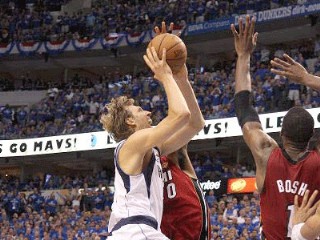 女足亚洲杯决赛：黄健翔解说下的转播技术与战术叙事重构